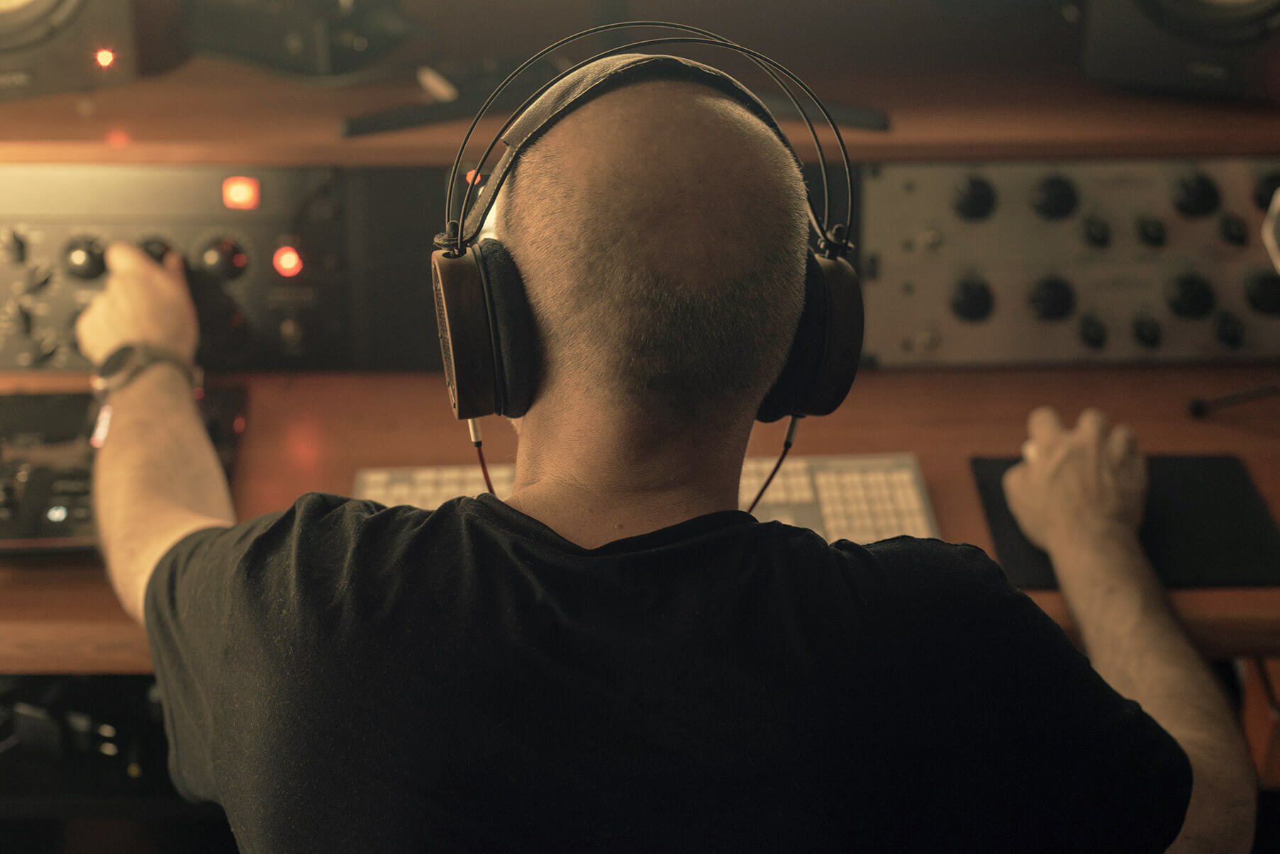 Emmanuel Marcoux au travail dans le studio Audio Linea
